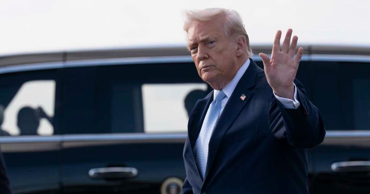 U.S. President Donald Trump waves after landing at Palm Beach International Airport on March 20, 2026, in Palm Beach, Florida (Cover Image Source: Getty Images | Photo by Roberto Schmidt)