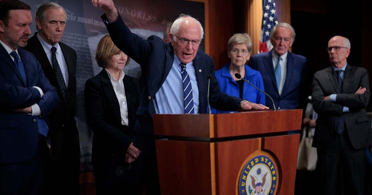 Senator Bernie Sanders, alongside fellow Democrats. (Cover Image Source: Getty Images | Photo by Chip Somodevilla)