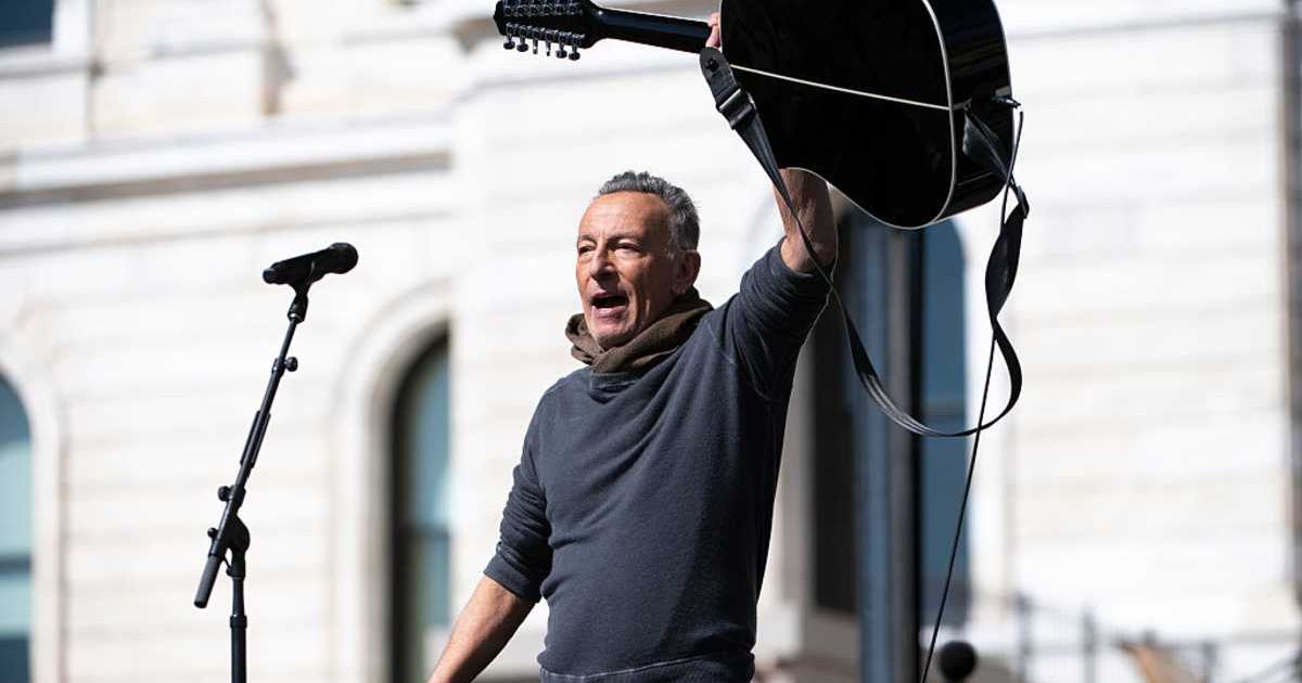 Bruce Springsteen performs during the "No Kings" protest outside the State Capitol building on March 28, 2026 (Cover Image Source: Getty Images | Photo by Stephen Maturen)