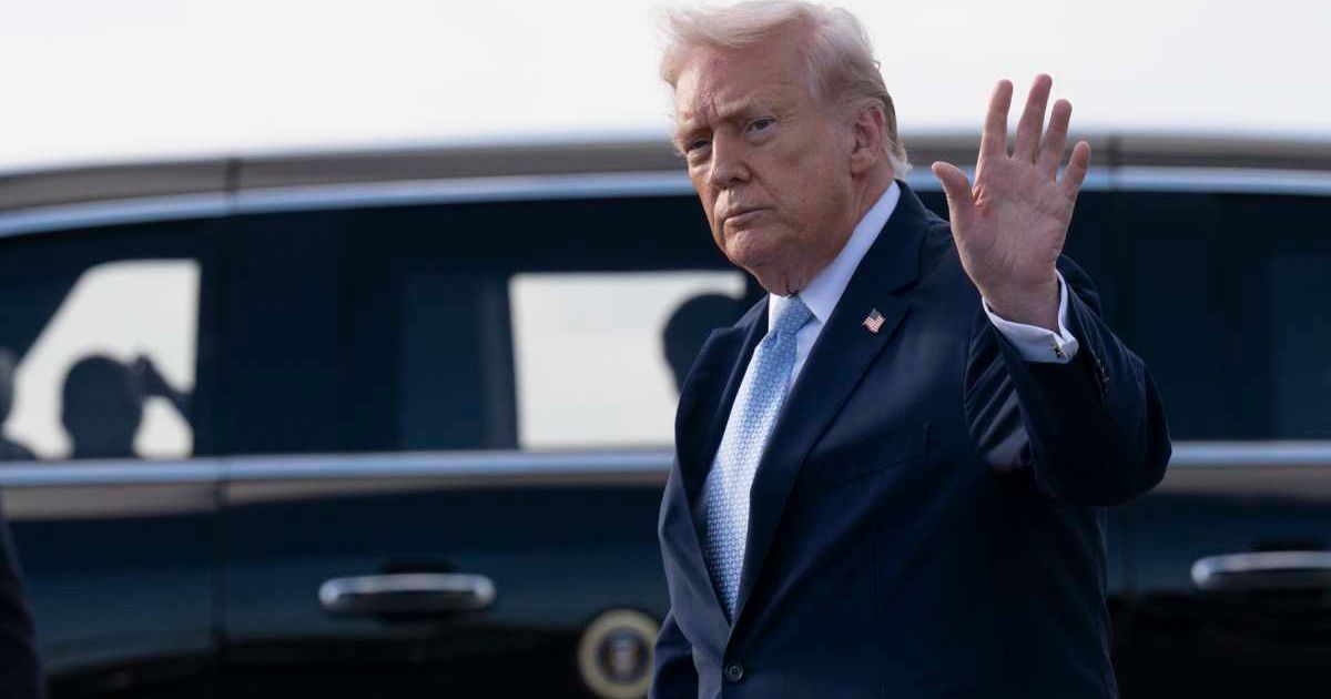 U.S. President Donald Trump waves after landing at Palm Beach International Airport on March 20, 2026, in Palm Beach, Florida (Cover Image Source: Getty Images | Photo by Roberto Schmidt)