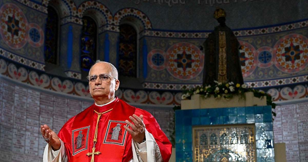 Pope Leo XIV meets with members of the community in Algiers. (Cover Image Source: Getty Images | Photo by Vatican Pool)