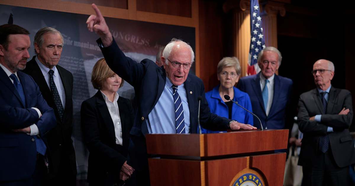 Bernie Sanders alongside fellow Democrats. (Cover Image Source: Photo by Chip Somodevilla/Getty Images)