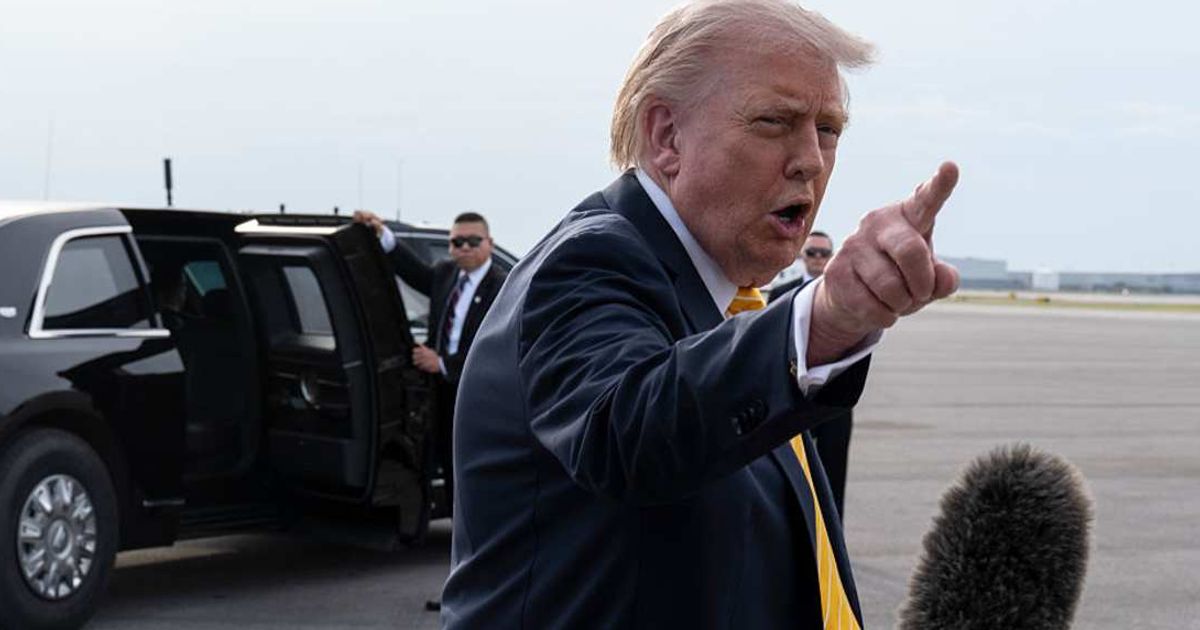 President Donald Trump speaks to journalists before boarding Air Force One at Palm Beach International Airport (Cover Image Source: Getty Images | Photo by Roberto Schmidt)