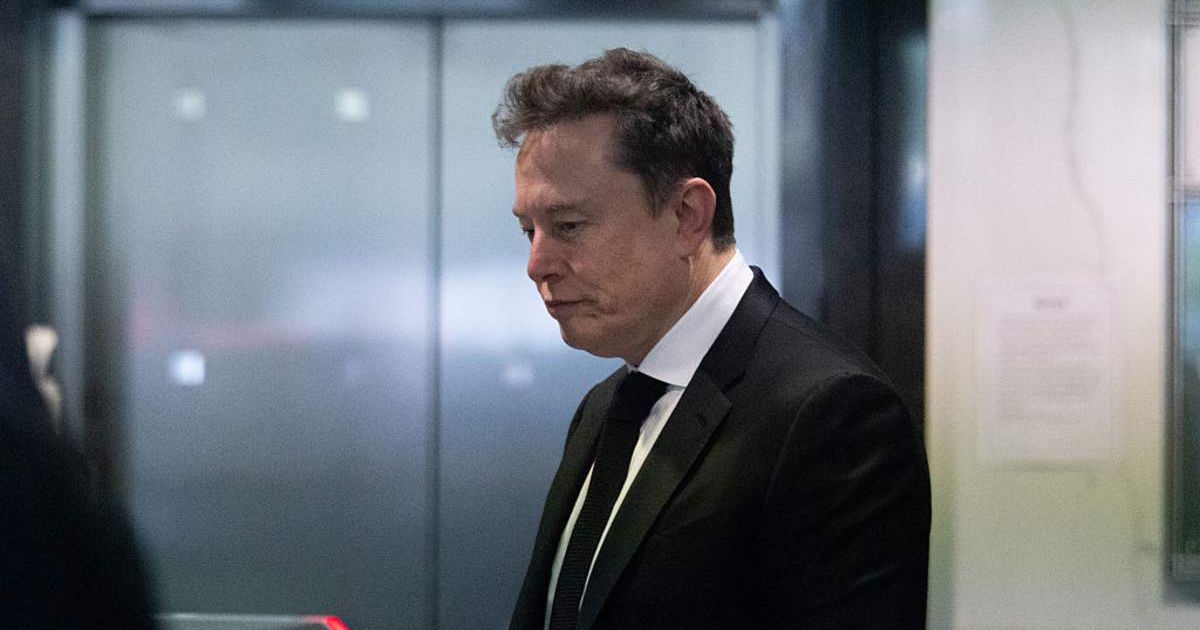 Elon Musk arrives at a court in Oakland, California (Image Source: Getty Images | Photo by Benjamin Fanjoy)
