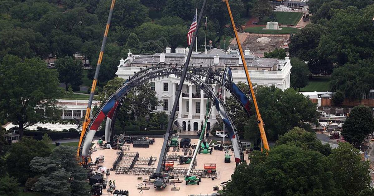 Construction continues for the upcoming UFC match on the South Lawn of the White House on May 26, 2026 (Cover Image Source: Getty Images | Photo by Kevin Dietsch)