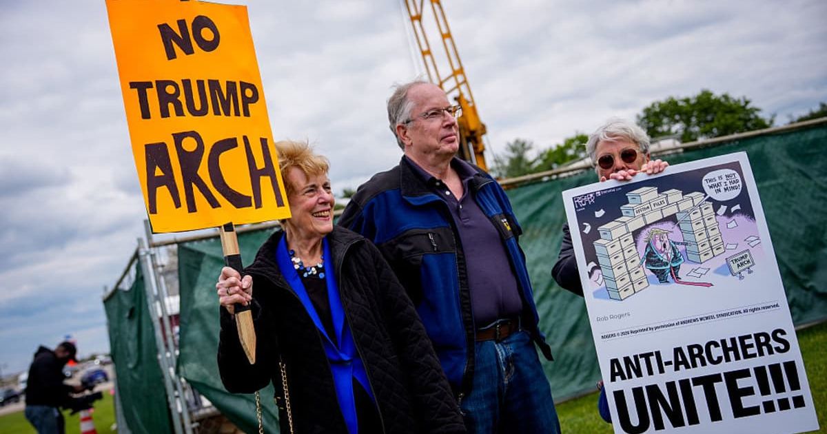 Activists protest against U.S. President Donald Trump's proposed triumphal arch to commemorate the country's 250th anniversary (Cover Image Source: Getty Images | Photo by Andrew Harnik)