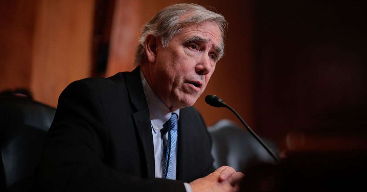 Sen. Jeff Merkley (D-OR) questions U.S. Trade Representative Jamieson Greer during a subcommittee hearing (Cover Image Source: Getty Images | Photo by Chip Somodevilla)