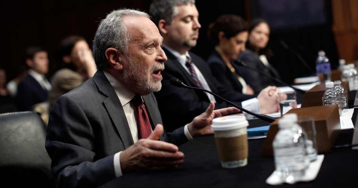 Former U.S. Labor Secretary Robert Reich (L) testifies before the Joint Economic Committee in 2014 (Cover Image Source: Getty Images | Photo by Win McNamee)