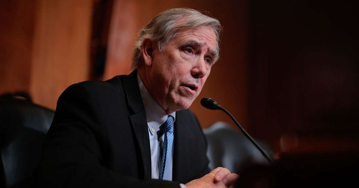 Sen. Jeff Merkley (D-OR) questions U.S. Trade Representative Jamieson Greer during a subcommittee hearing (Cover Image Source: Getty Images | Photo by Chip Somodevilla)