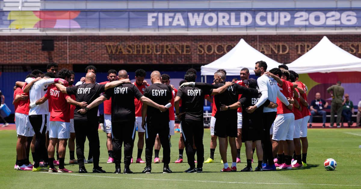The Egypt team and staff huddle on the field during a training session in Dallas (Cover Image Source: AP | Photo by Tony Gutierrez)