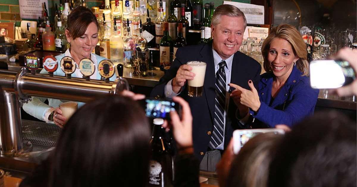 Dana Bash, Senator Lindsey Graham, and his sister Darline Graham Nordone serve guests before CNN's 'Politics On Tap' on October 27, 2015 (Cover Image Source: Getty Images | Photo by Jason Bahr)